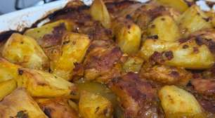 Sobrecoxa assada com batata bem macia e suculenta, que será um sucesso no Dia dos Pais