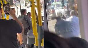Motorista de ônibus é retirado à força de veículo por policiais militares em SP