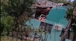 Viatura da Brigada Militar colide contra residência durante perseguição a assaltantes em Guarani das Missões