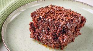 Bolo de chocolate fácil que é só misturar, assar e molhar com uma calda irresistível, um carinho para o Dia dos Pais