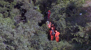 Helicóptero cai em área de mata no Rio de Janeiro; 4 pessoas morreram, dizem bombeiros