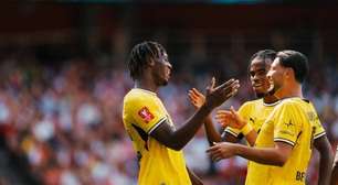 Arsenal sofre nova derrota e Dortmund vence na Emirates Cup