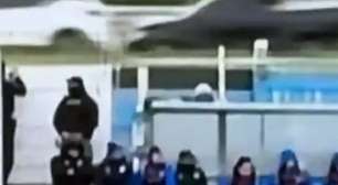 Jogada defensiva manda bola para estrada e gera acidente; assista