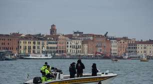 Barco pega fogo na Lagoa de Veneza e deixa duas pessoas feridas