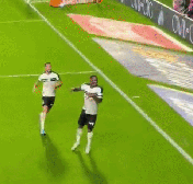 Jacy cai em túnel ao pular placa para comemorar gol, mas VAR anula lance; assista