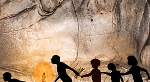 Há 14.400 anos, cinco pessoas e um cachorro atravessaram uma caverna sem tochas, mas com galhos de pinheiro