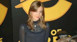 Saoirse Ronan é vista como Linda McCartney no set de filme dos Beatles