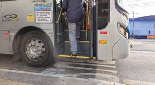 Dar bom dia ao motorista do ônibus parece apenas gentileza, mas pode revelar muito sobre você, segundo psicólogos
