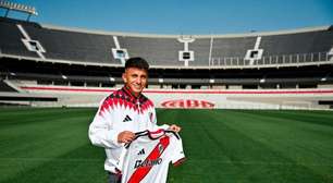 Thiago Almada chega à Argentina e assina contrato com o River Plate