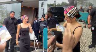 Rosalía atende fãs na porta do hotel no Rio de Janeiro, após dias de rolês "low profile"