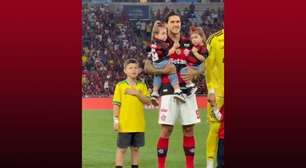 Flamengo presenteia criança que emocionou o país com relato no Dia dos Pais; vídeo