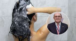 José Carlos Moreno, professor titular de Dermatologia: "O cabelo não cai por causa do xampu, mas os fios que se soltam durante a lavagem já estavam na fase final de seu ciclo de vida"