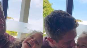 Rafael Cardoso surge em vídeo com filha mais nova e ganha conselho fundamental de ex após internação em clínica: 'Que nos dias difíceis, momentos felizes sejam o seu combustível'