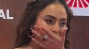 Atriz é beijada à força por fã em tapete vermelho; veja o vídeo