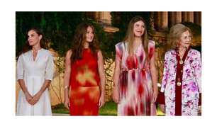 Sandálias douradas para todas: as mulheres da Família Real da Espanha usam o calçado mais confortável e elegante da estação