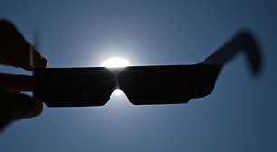 França se prepara para observar eclipse solar quase total; óculos especiais se esgotam nas lojas