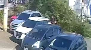 Árvore cai sobre carro com pai e filho dentro no litoral de SP; veja o momento