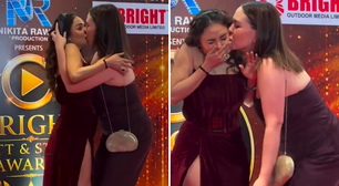 Atriz indiana é beijada à força por uma fã durante tapete vermelho
