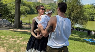 Camila Queiroz exibe look P&amp;B e bolsa de R$ 19,1 mil no Central Park com a filha e Klebber Toledo