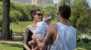 À la 'Bonequinha de Luxo': Camila Queiroz curte o verão em Nova York com vestido preto 'comfy' de renda creme por quase R$ 1,5 mil ao lado de Klebber Toledo em clique raro com a filha Clara, de 7 meses