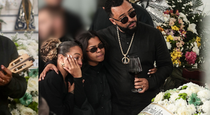 A emoção de Dudu Nobre no velório musical da mãe: consolado pelas filhas, Olívia e Thalita, cantor toca cavaquinho e bebe vinho em última homenagem