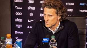 Forlán é apresentado pelo Uruguai e cogita convocação de Suárez
