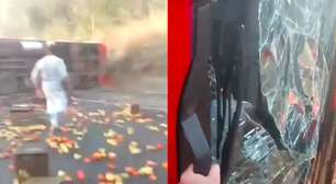 Gestante e motorista são resgatados após caminhão com 17 toneladas de tomates tombar em MG; veja