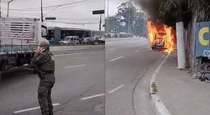 Kombi pega fogo e complica trânsito na Zona Sul de SP; veja veículo em chamas