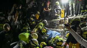 Mulher é resgatada sob escombros mais de 30 horas após o terremoto na Colômbia
