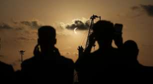 Eclipse solar atrai multidões na Europa e mergulha regiões da Espanha na escuridão