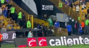 Vídeo: goleiro empurra árbitro, é expulso e joga lixeira em acesso de fúria