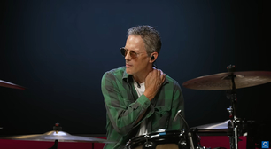 Primeiro baterista do Pearl Jam volta aos holofotes em meio a mistério sobre substituto de Matt Cameron