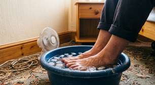 Mergulhar os pés em água fria antes de dormir: truques curiosos contra o calorão no Reino Unido