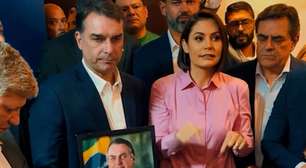 Flávio Bolsonaro participa de oração com Michelle em primeiro encontro após desavença pública; veja vídeo
