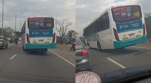 Ônibus 'torto' é flagrado na Avenida Brasil, no Rio de Janeiro