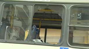 Mulher é atingida por tiro no pescoço dentro de ônibus após tiroteio no RJ