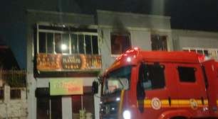 Mulher fica em estado grave após inalar fumaça durante incêndio em hotel de Soledade