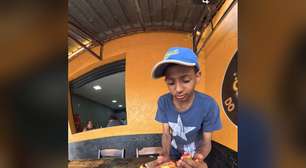 Aos 14 anos, Kelvin vende paçocas para ajudar a família e sonha em consertar a bicicleta