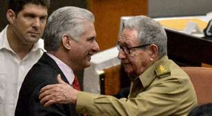 Raúl Castro reaparece em público em homenagem ao irmão Fidel