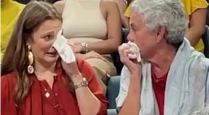 Drew Barrymore relembra luta contra alcoolismo e chora: 'Recorria ao álcool para não sentir nada'