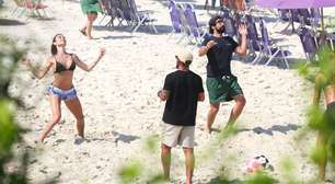 Thaila Ayala e Renato Goes fazem aula de futevôlei na praia; veja fotos