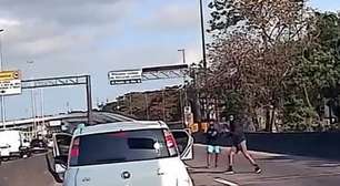 Vídeo registra momento que criminosos armados com fuzis roubam carro na Avenida Brasil, no Rio