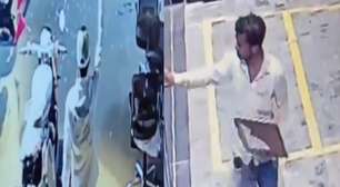Homem passa horas em loja, dança e foge com moto de R$ 26 mil na Índia