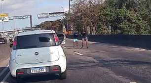 Vídeo registra momento que criminosos armados com fuzis roubam carro na Avenida Brasil, no Rio