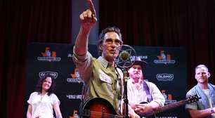 Matthew McConaughey dá um toque bluegrass ao hit country "Choosin' Texas"