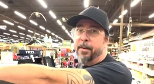 Josh Homme leva Dave Grohl em loja de pesca e caça pela primeira vez em vídeo hilário