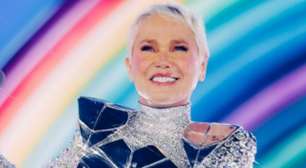 Xuxa causa alvoroço após flagra de roupão e toalha na cabeça na praia; veja