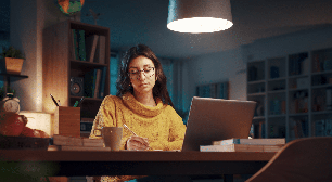 Virar a noite estudando pode fazer você aprender menos: entenda o papel do sono na memória