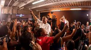 Marquinhos Navais transforma metrô em palco após viralizar