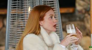 Festival de Gramado: Marina Ruy Barbosa dribla frio com cerveja, casaco branco de pele e meia preta